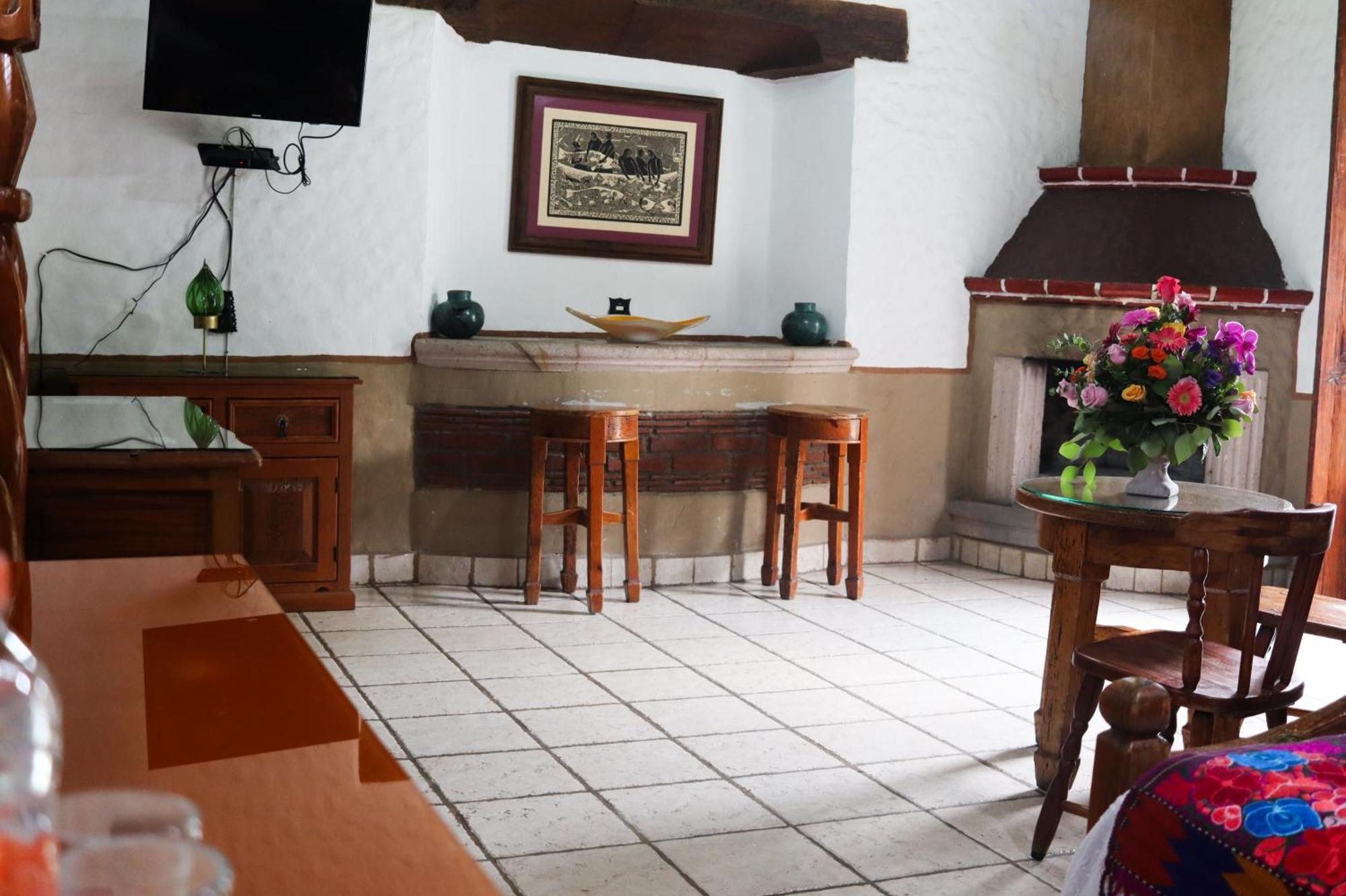 Hotel Los Escudos Patzcuaro Exterior photo