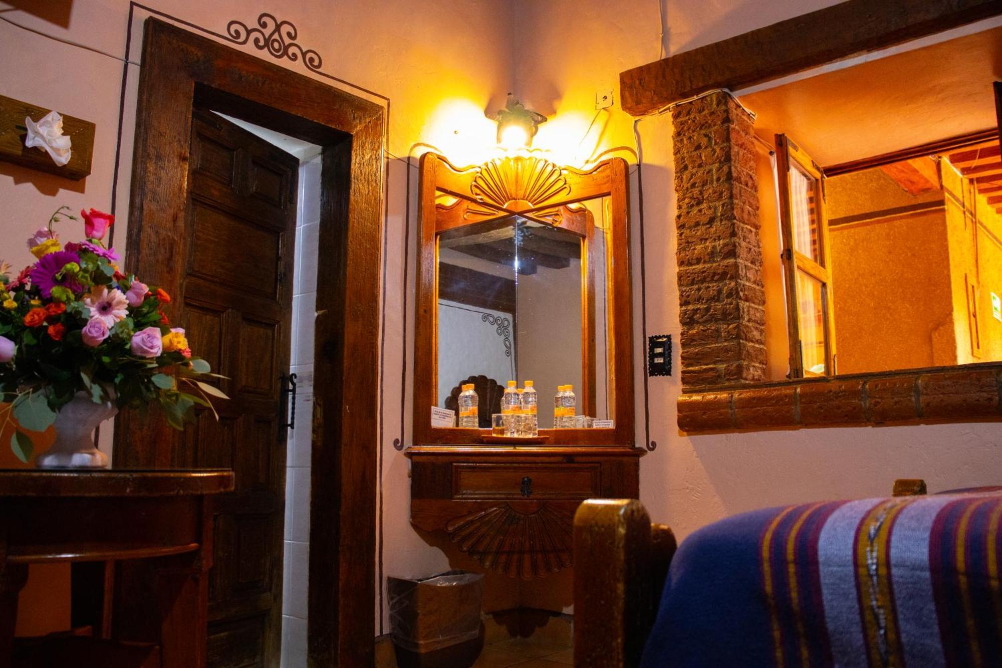 Hotel Los Escudos Patzcuaro Exterior photo