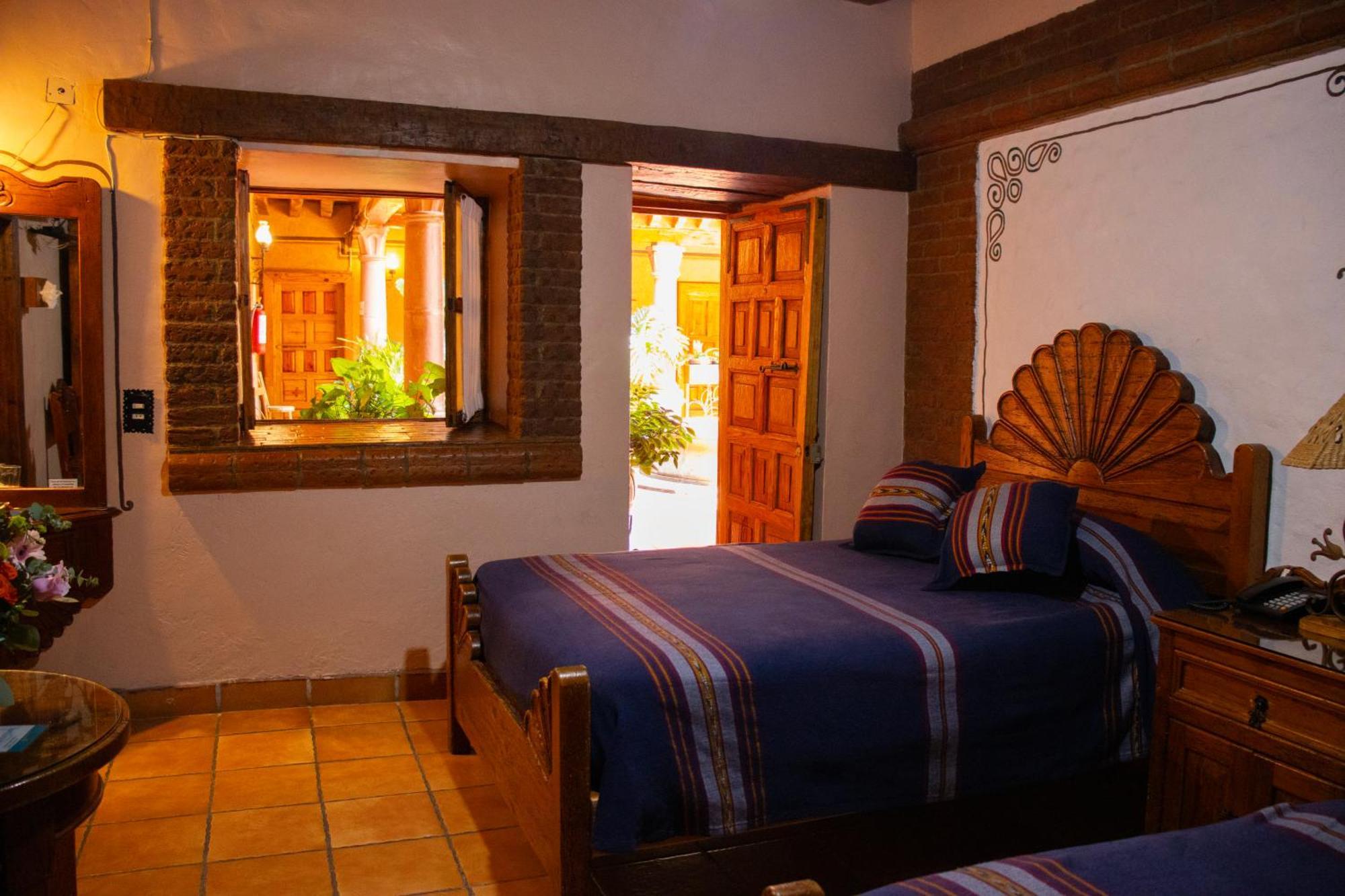 Hotel Los Escudos Patzcuaro Exterior photo