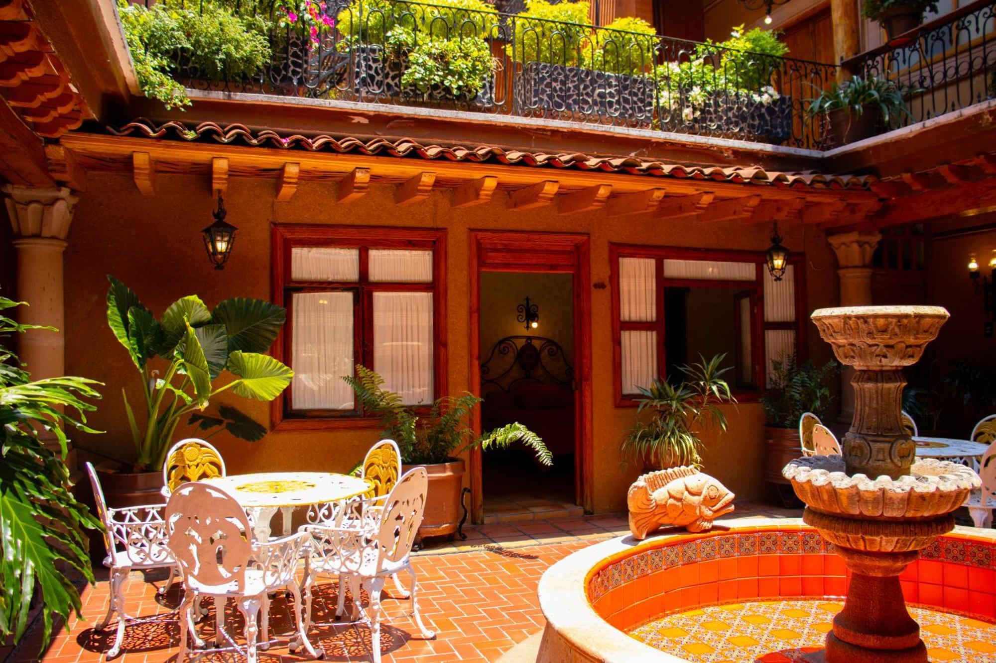 Hotel Los Escudos Patzcuaro Exterior photo