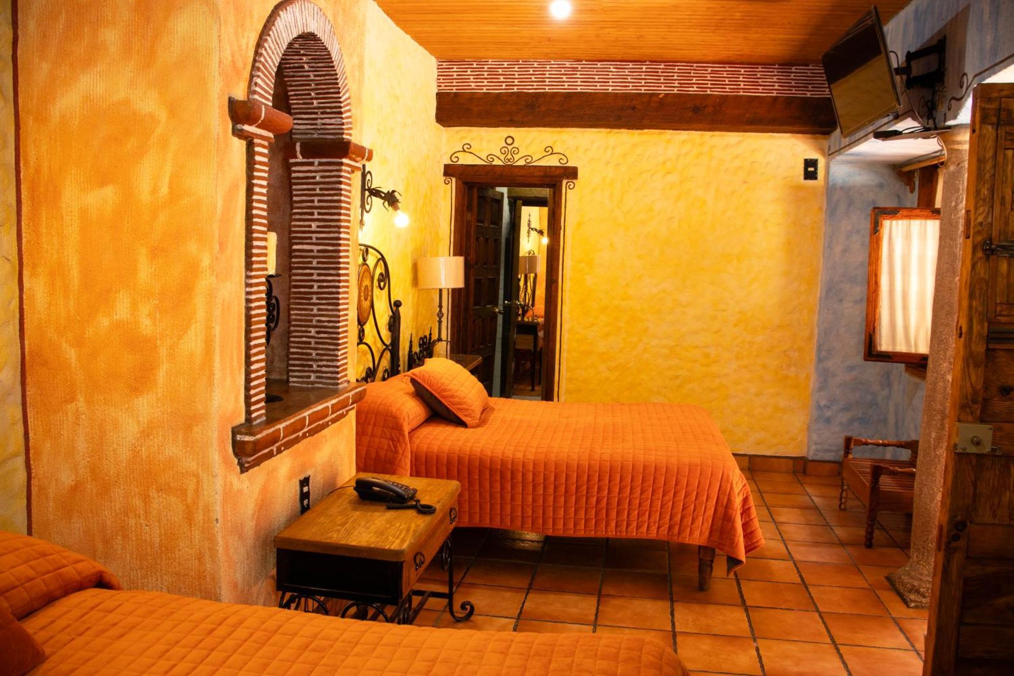Hotel Los Escudos Patzcuaro Exterior photo