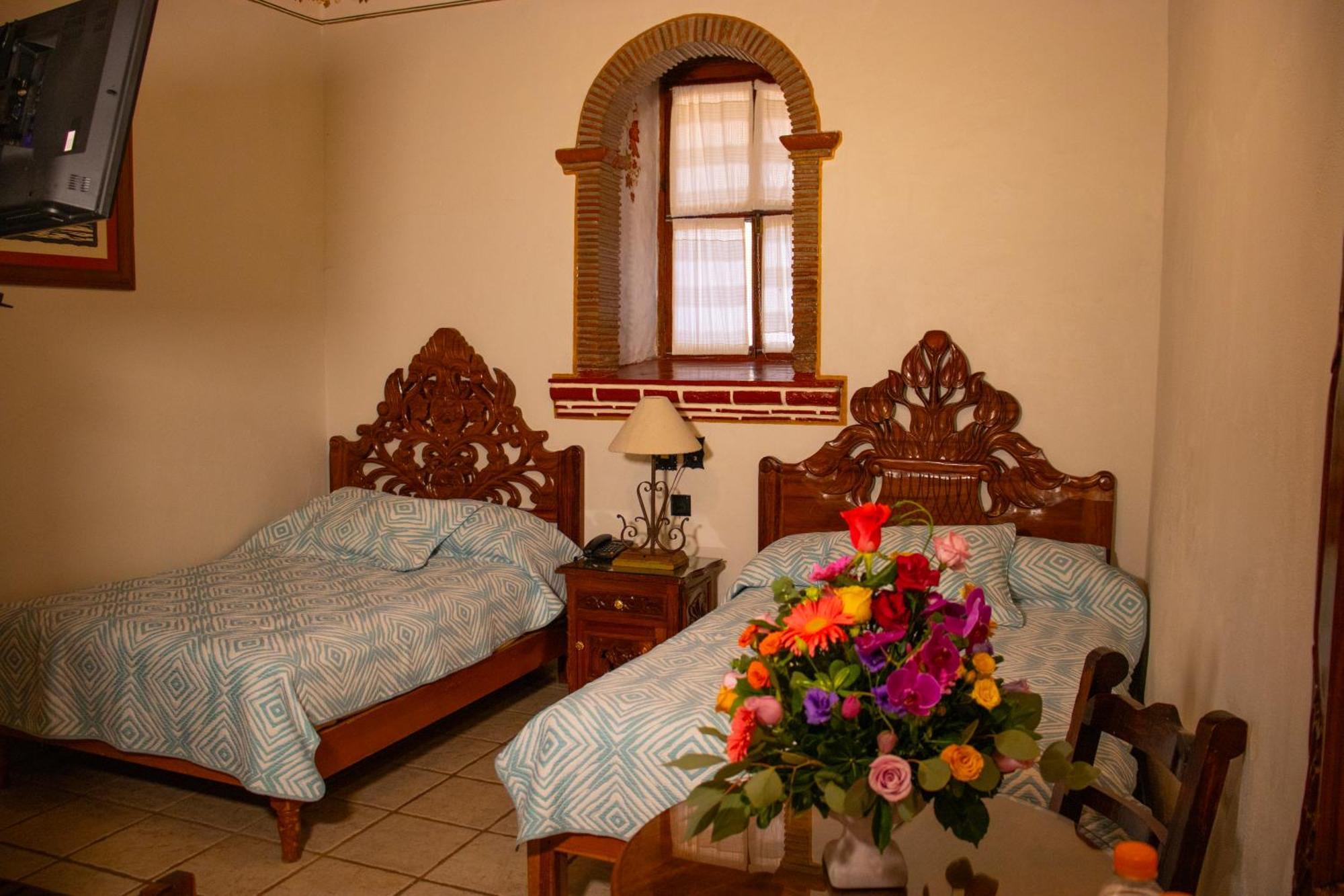 Hotel Los Escudos Patzcuaro Exterior photo