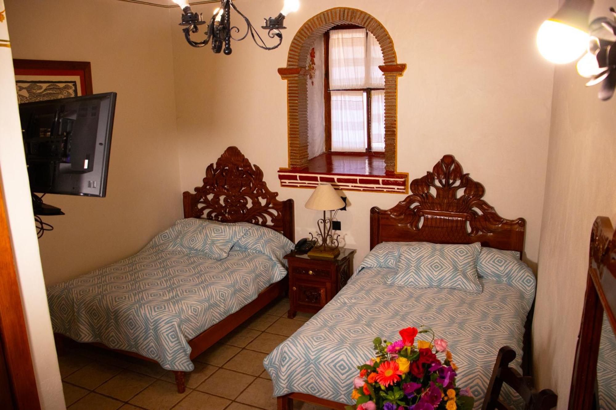 Hotel Los Escudos Patzcuaro Exterior photo