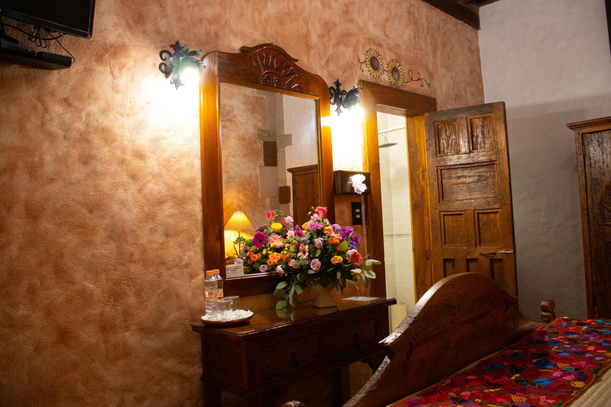 Hotel Los Escudos Patzcuaro Exterior photo