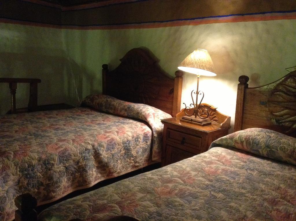 Hotel Los Escudos Patzcuaro Room photo