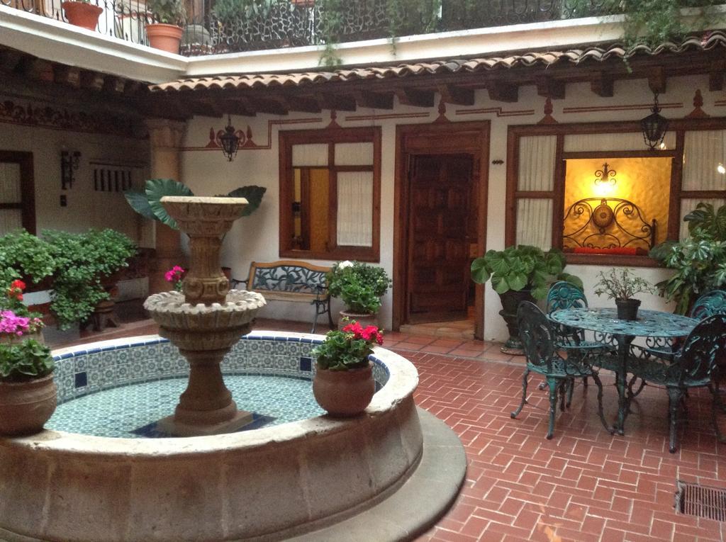 Hotel Los Escudos Patzcuaro Exterior photo